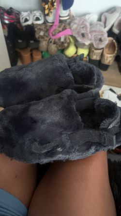 Women fur nike slides sise6