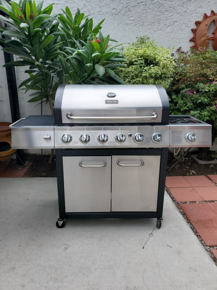 Gas Bbq Grill with side burner.