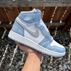 Jordan 1 High Hyper Royal (Size 5.5Y)