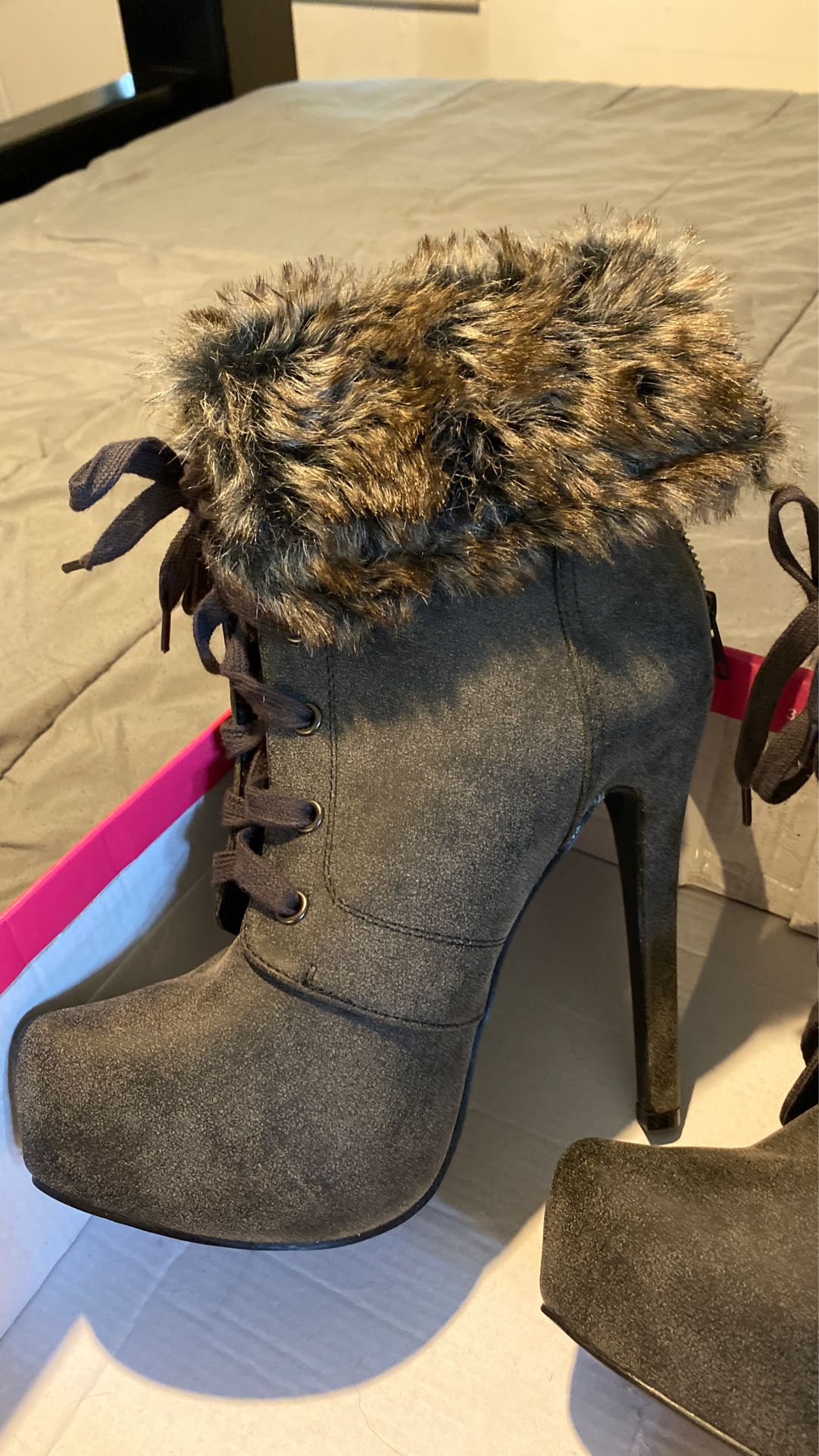 Heel boots with fur
