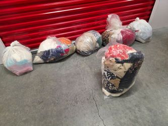 $50 a bag, Huge Bags Of Women clothing, 25pc in a bag, All tops.