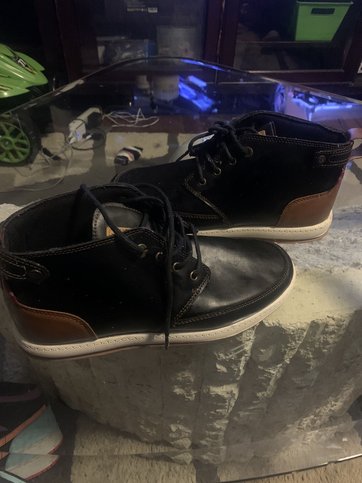 Levi men shoe 8.5