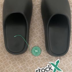 Yeezy Slidess (size 8)
