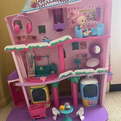 Shopkins Super Mall Playset With 1 Shoppies Doll 