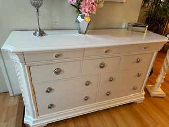Vanity dresser
