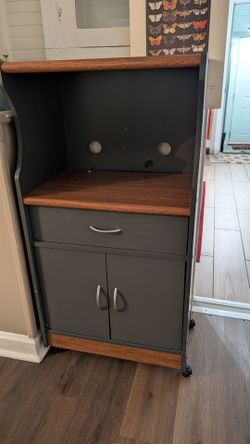 Movable kitchen cart that holds microwave or toaster oven