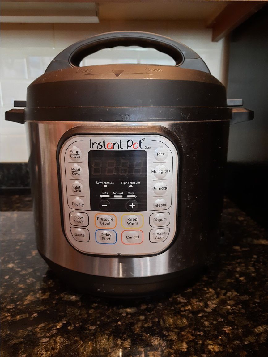Instant Pot 6 Quart $30 (6 months old, fully functional). Pick up at herndon