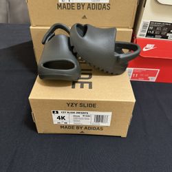 Adidas Yeezy Slide Dark Onyx Sz 4k (infants)