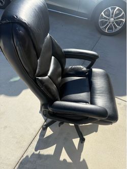 Black desk chair