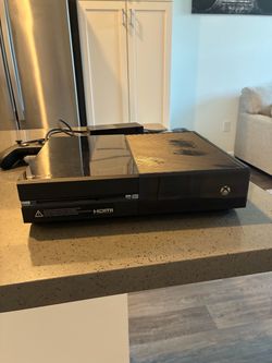 Xbox one with controller and power box cord (Good Condition) 1TB