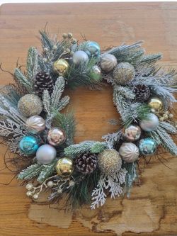 Elegant Winter Christmas Wreath – Frosted Holiday Door Décor