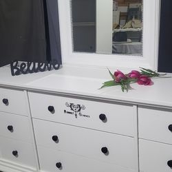 Beautiful Vintage Farmhouse 9 Draw Dresser With Mirror, Solid Wood Excellent Condition 