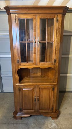BEAUTIFUL VINTAGE MAPLE CORNER CHINA CABINET – EXCELLENT CONDITION –