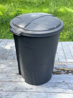 32 Gallon Plastic Trash Can w/ Lid