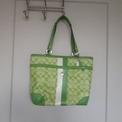 NEVER USED AUTHENTIC COACH GREEN PURSE