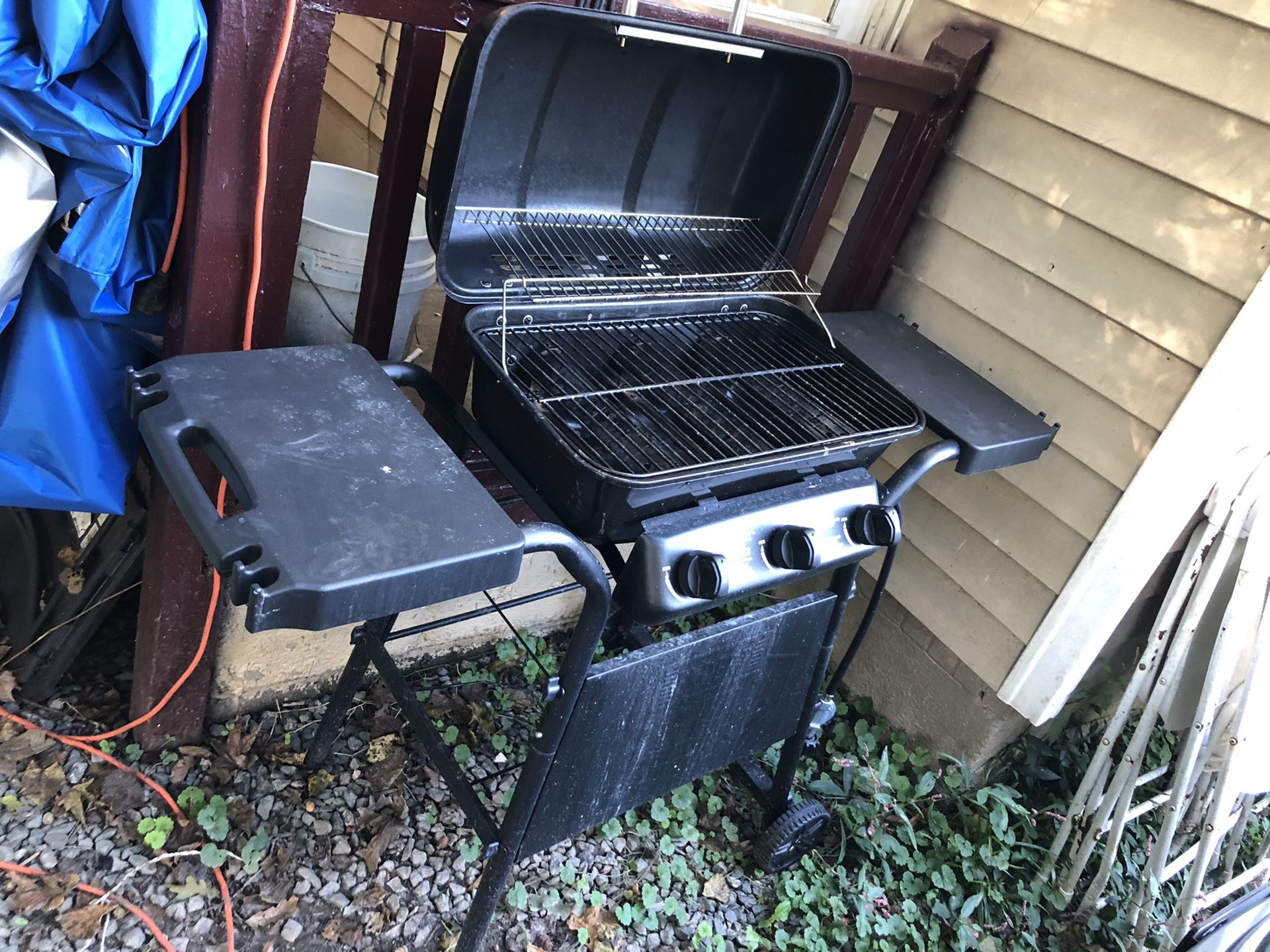 grill with gas tank