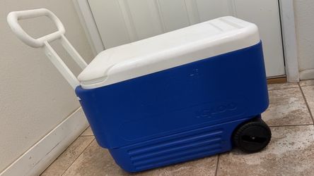 Large Igloo 38 QT Wheelie Cool with wheels great condition