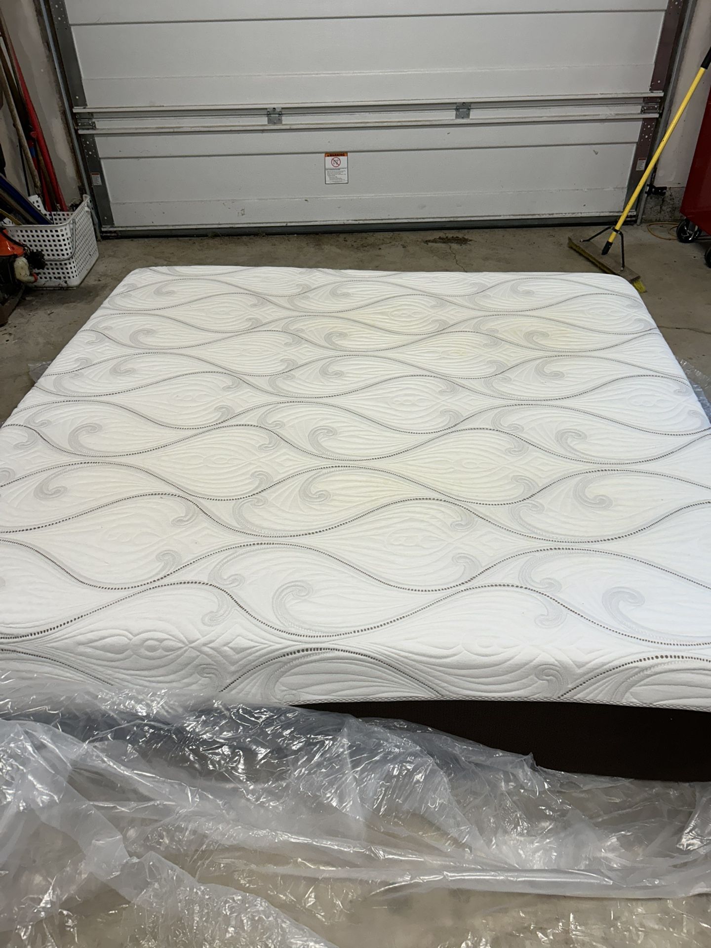 King Size Mattress, Memory Foam, Soft.