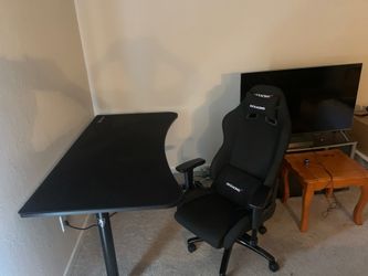 AkRacing chair, Arozzi desk