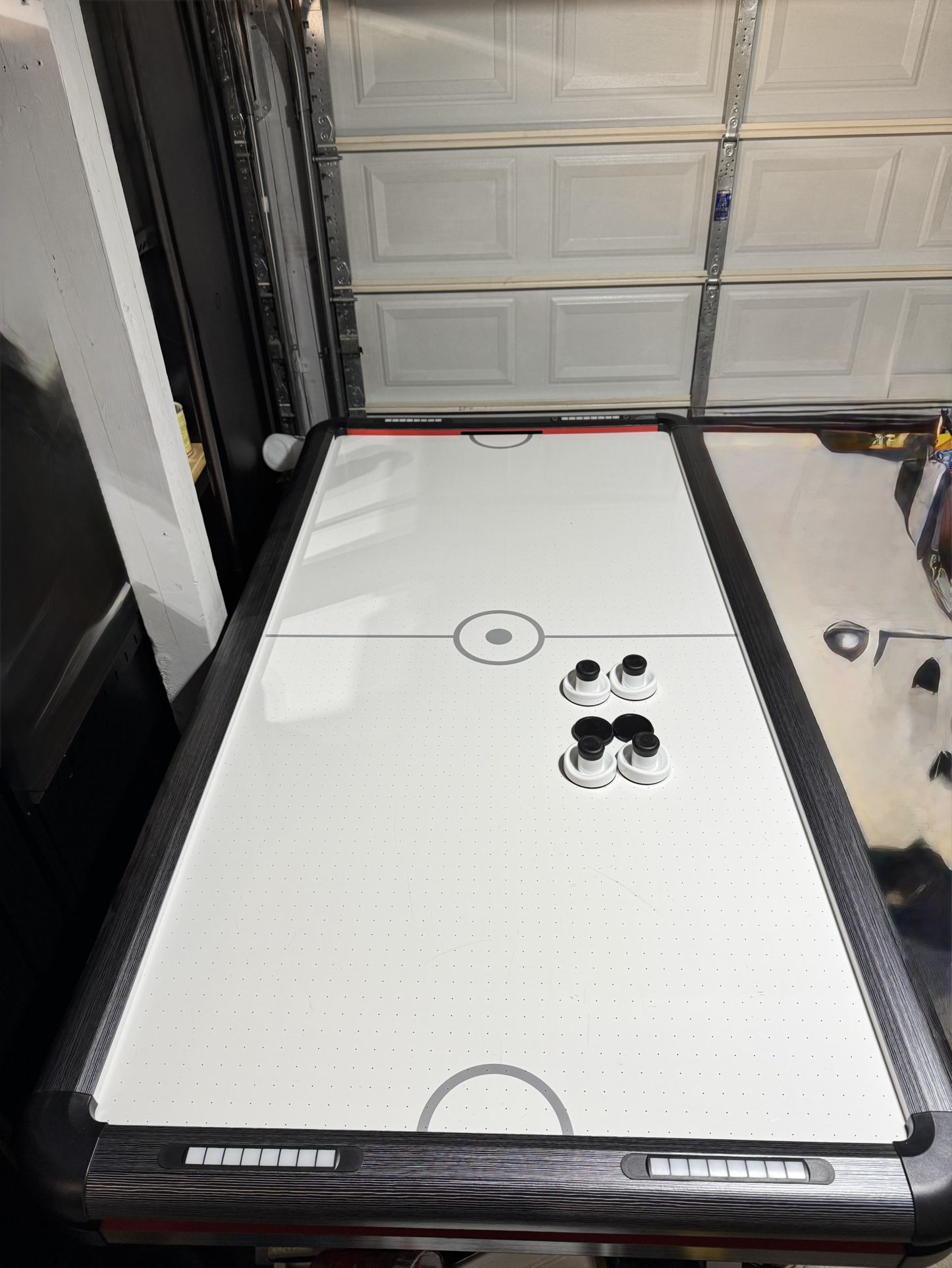 Air hockey table