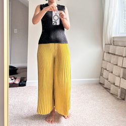 Yellow Pleated Wide-Leg Pants. S