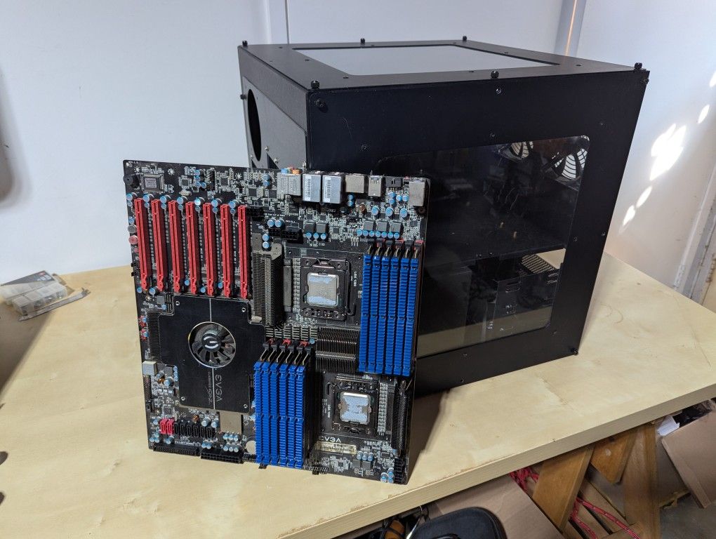 EVGA Classified SR-2 and Mountain Mods U2-UFO Case