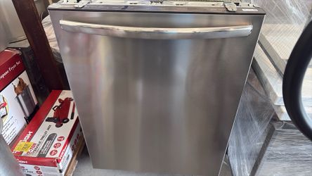 A brand new dishwasher just out the box