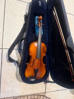 Bellafina entry-level violin with case does need new strings for the bow
