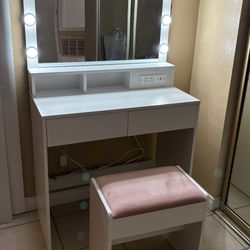 Vanity Desk W Mirror And Chair 