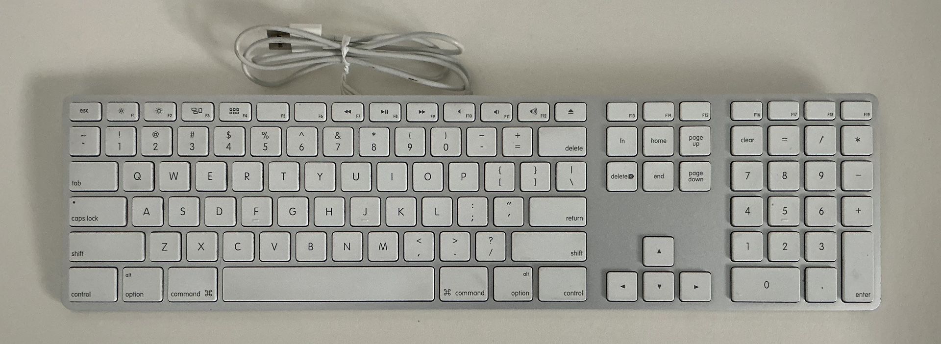 GENUINE Apple A1243 Wired USB Keyboard White Aluminum MB110LL/A Numeric Keypad