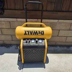 Dewalt 4.5 Gal Air Compressor 