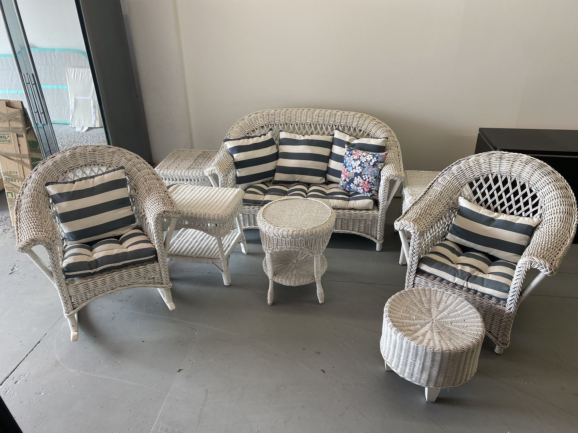 8 PIECE WICKER SET with Cushions 