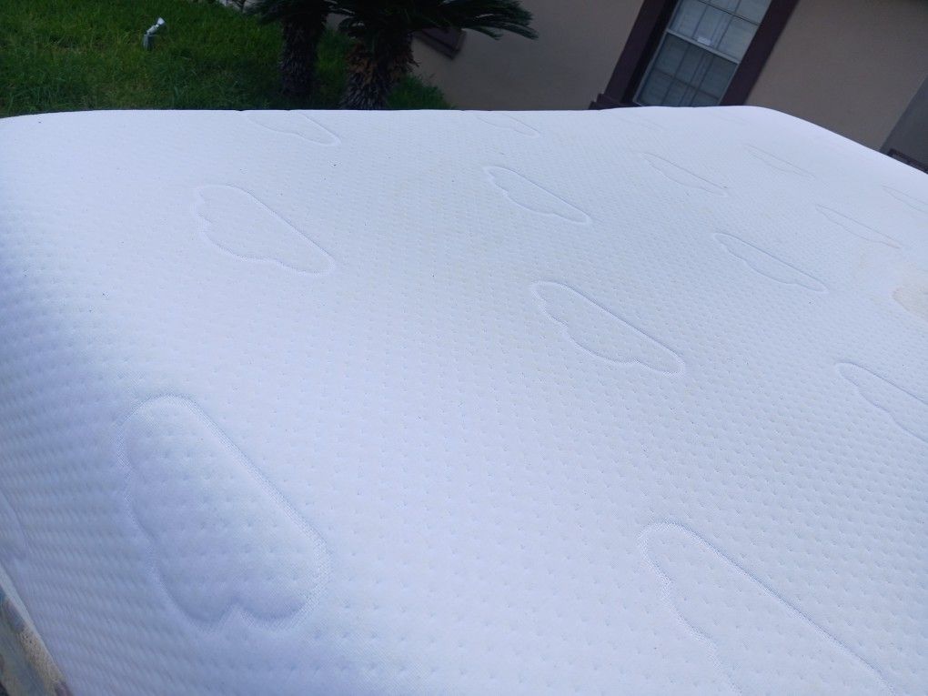 QUEEN SIZE MEMORY FOAM MATTRESS TEMPERPEUDIC WITH BOX SPRING 