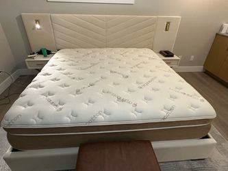 ✨ MOVING SALE — King Mattress, Like New! ✨