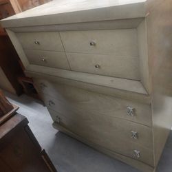 Bassett Furniture Chest of Drawers