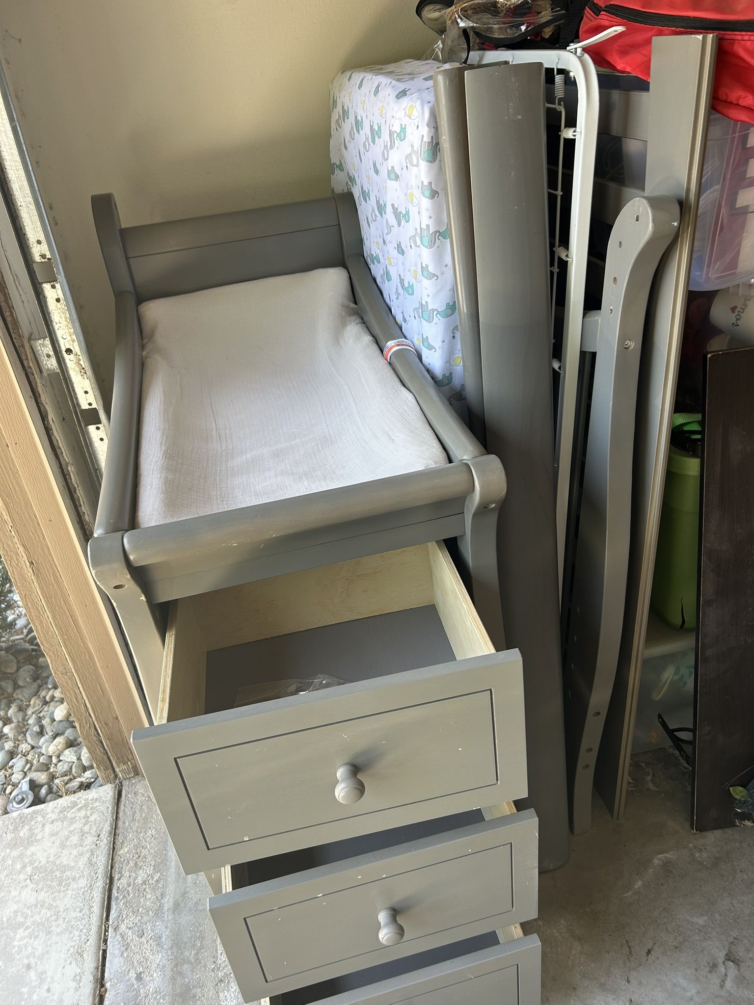 Crib /Toddler Bed W/Changing Table
