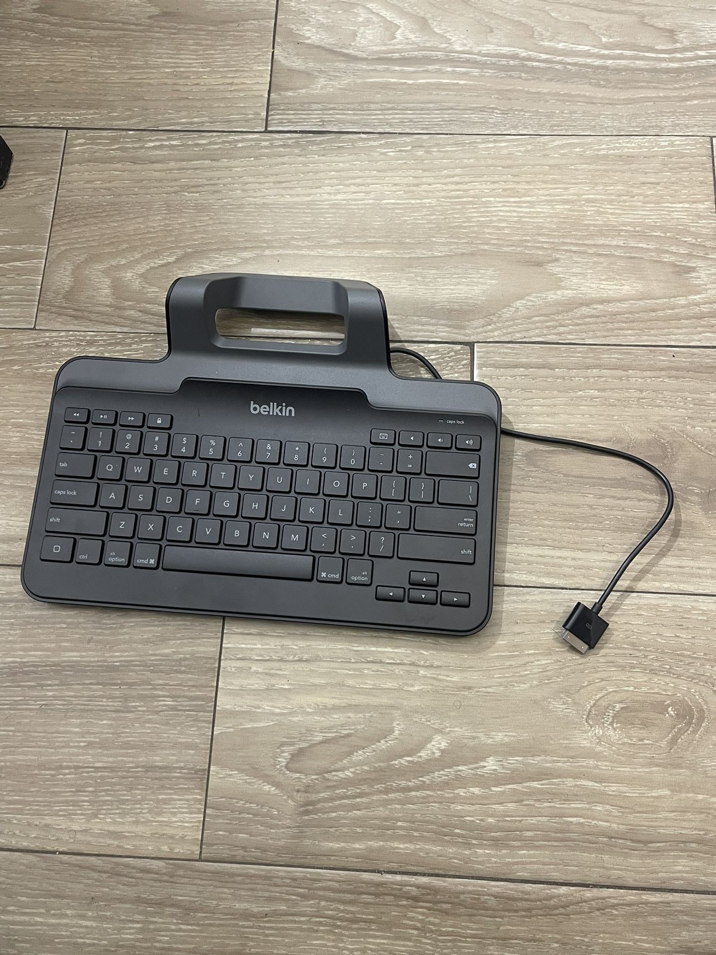 Belkin Wired Keyboard with Stand for iPad – 30-Pin Connector