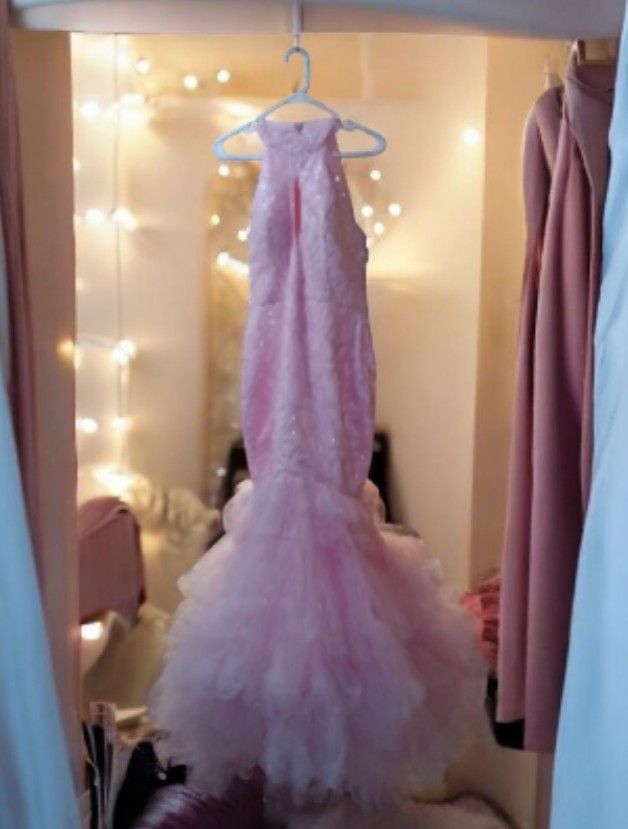Pink Mermaid-Style Formal Dress With A Ruffled, Layered Tulle Skirt And Halter Neckline Size 8 Small/Medium 