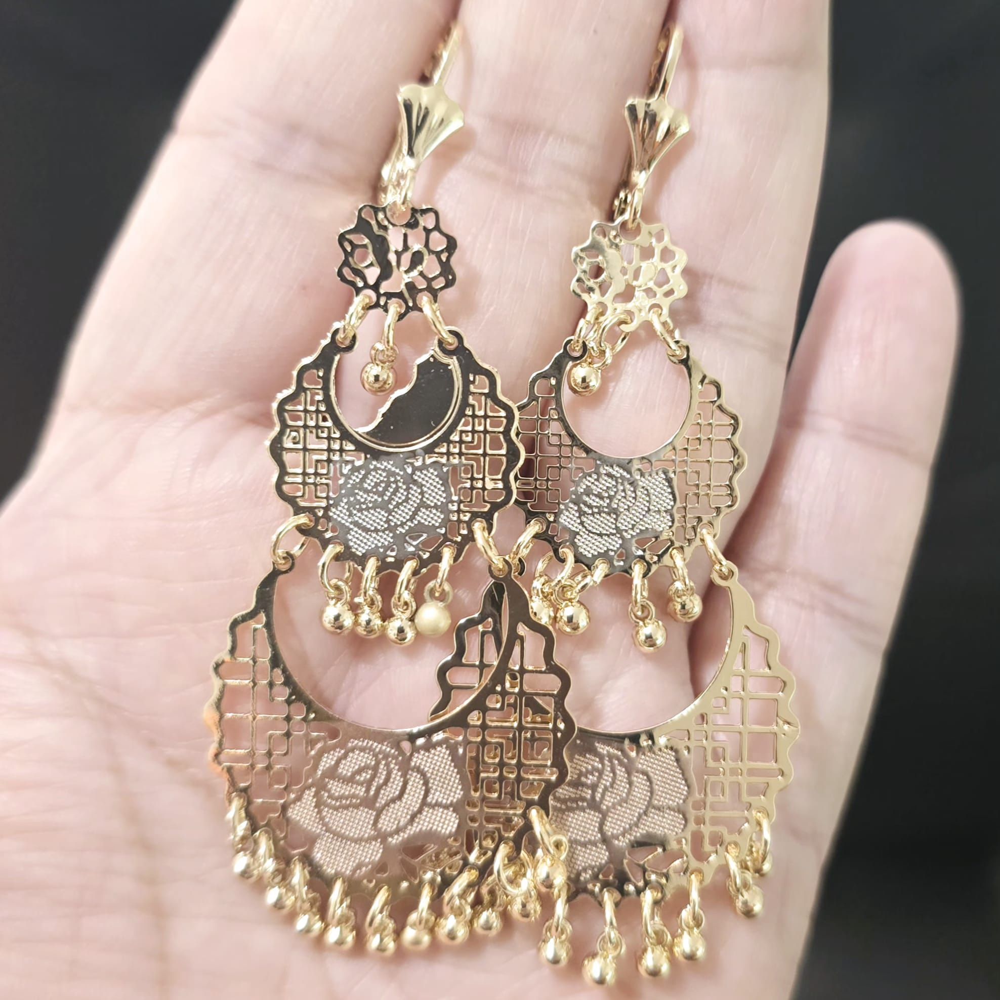 Aretes tricolor Rosa laminado en oro 14k.