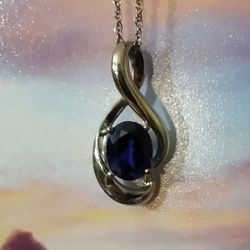 Beautiful 😍 NEW In Box Blue 💙 Sapphire Necklace!