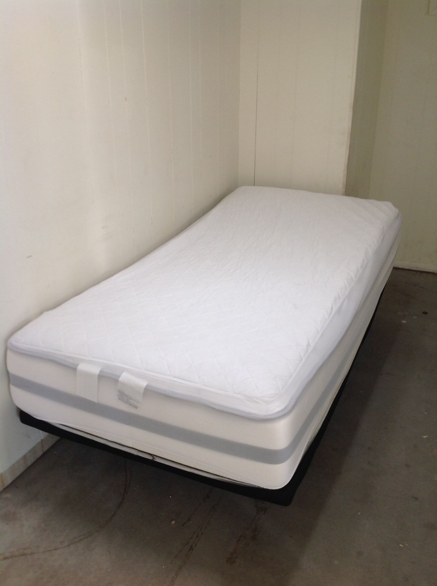 Twin Adjustable Bed with Beauty Rest Mattress, from Mattress Firm. Needs a remote to operate motor)