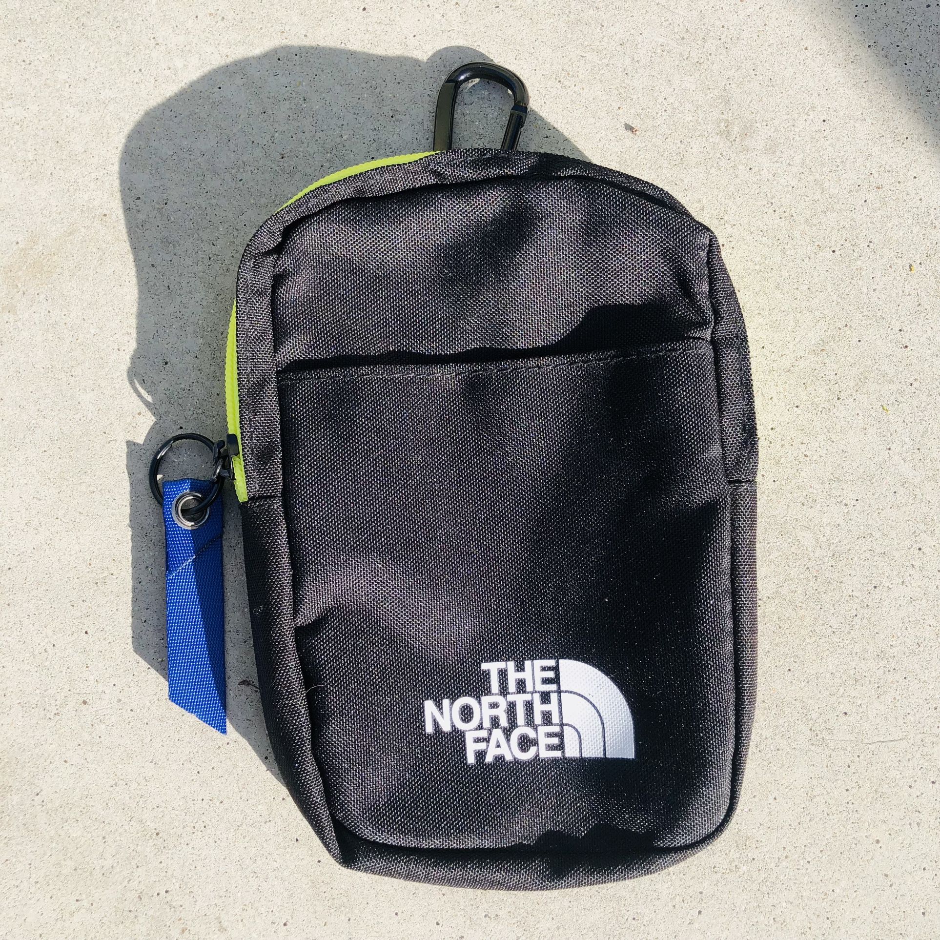 NEW!👉🏻The North Face Bag Pouch with Carabiner (Silver Lake)