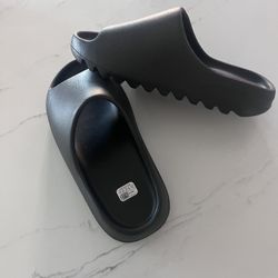 YEEZY SLIDES