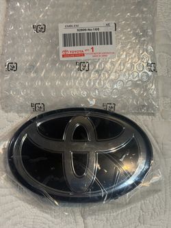 Toyota OEM Grille Emblem 92806-No160 (NEW)