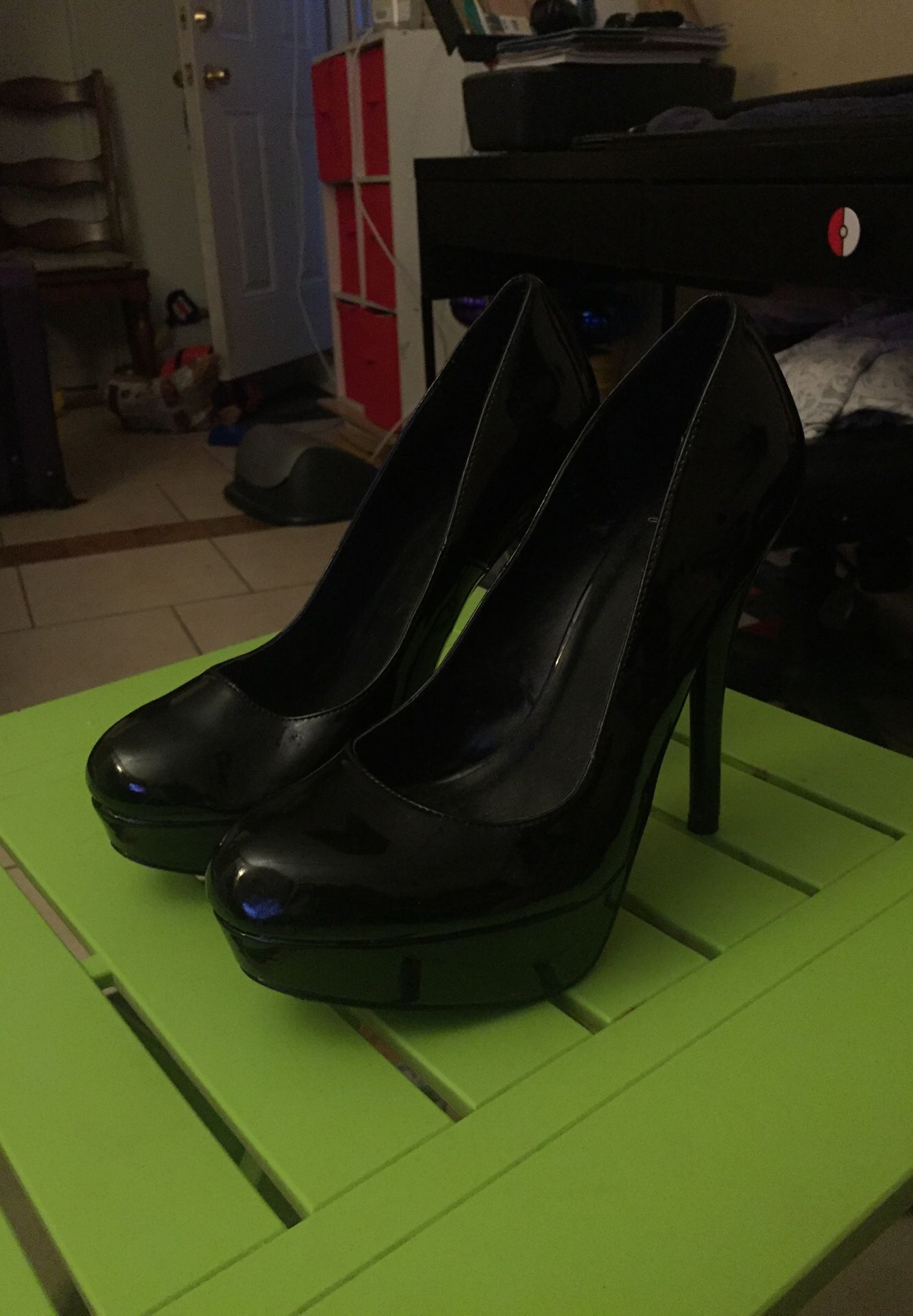 Women’s Shoes: Size 9