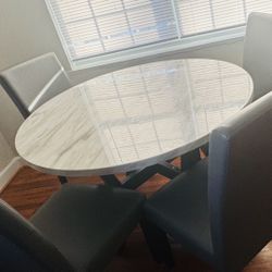Table Dinner For Sale  4 Chairs $300 