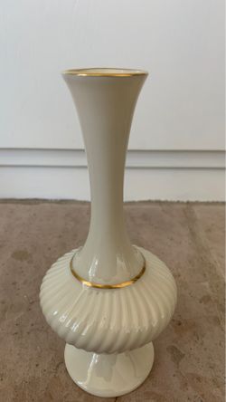 7” Lenox Ivory Vase 24K Gold Trim