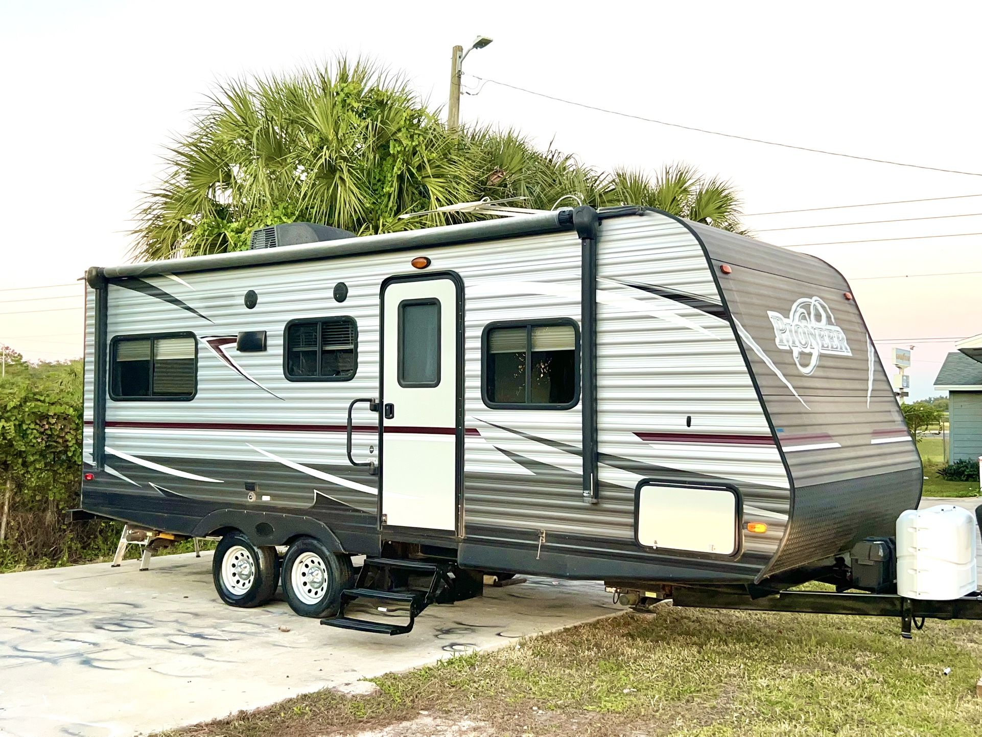 2018 Fleetwood Pioneer Travel trailer