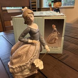 Lladro ( Evita )  Damaged Hand Beautiful 