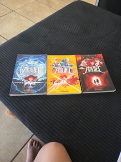 3 good comic books, brand new good condition.